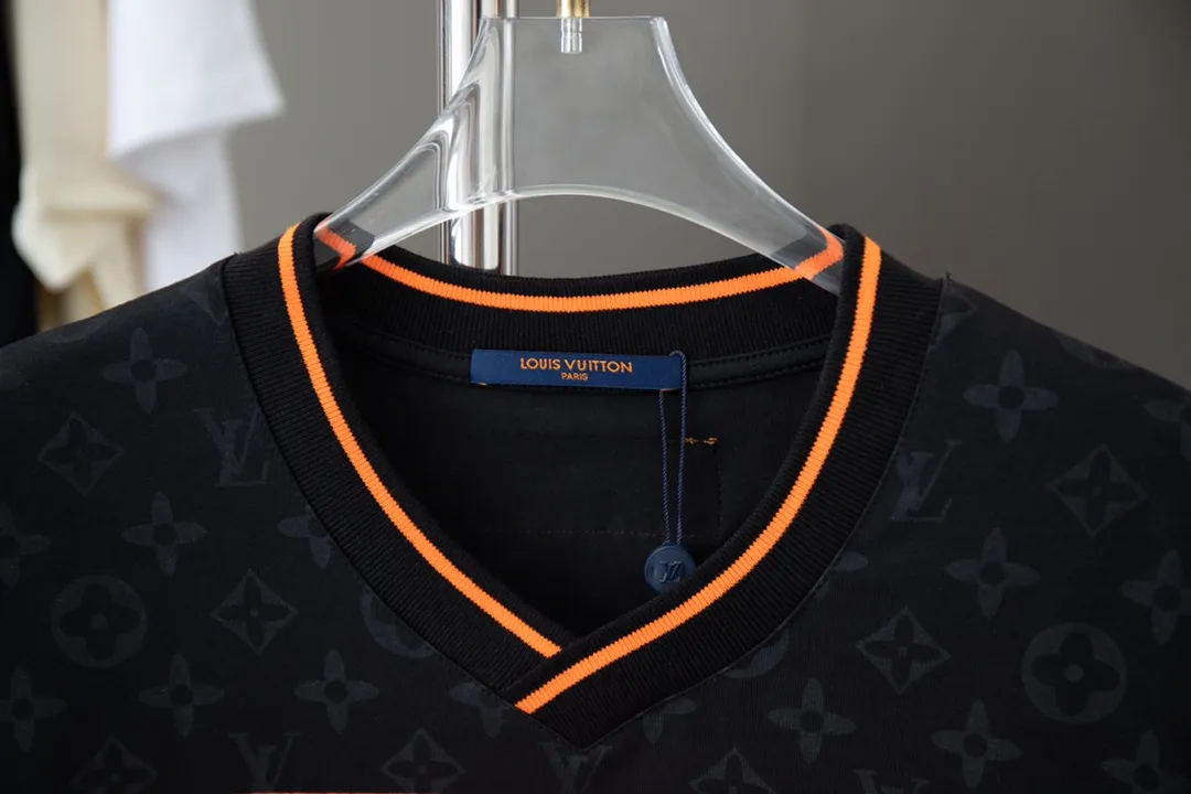 🅿️200 High quality Lv 25 new catwalk limited edition, dark patterned Monogram mechanism jacquard fabric, contrasting threaded V-neck design, sleeve splicing printing, official website synchronization, pure cotton fabric at the counter! Comfortable against the skin, durable and easy to wear, meticulous original craftsmanship, custom-made 260g vat-dyed fabric, very comfortable to the touch, latest brick cabinet synchronization, OS off-shoulder version, fashionable and individual, super versatile and good-looking, very suitable for both men and women, must-have style, hang tag, collar label, washed wheat, complete with three labels S M L XL